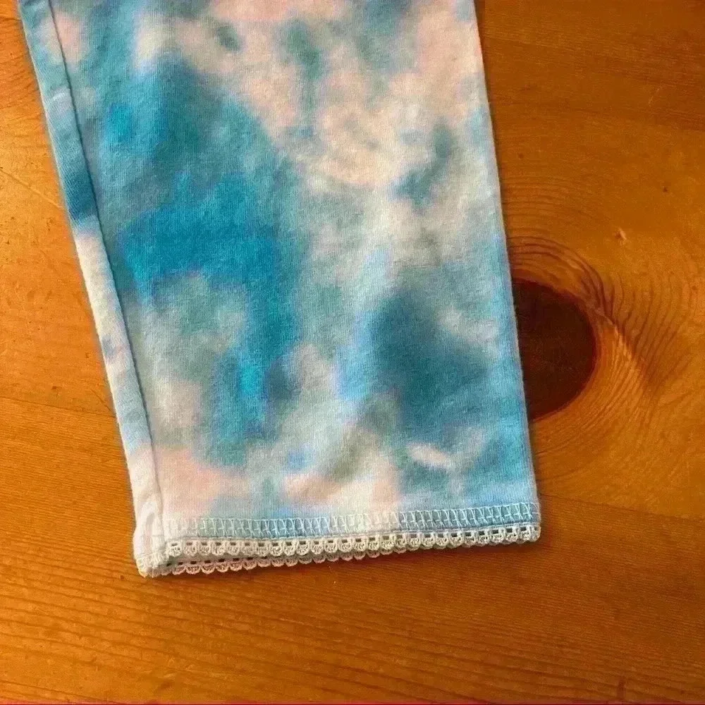 Tie dye Gap waffle shirt with capris